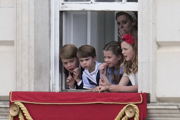Le prince George de Cambridge, Le prince Louis de Cambridge, La princesse Charlotte de Cambridge, Mia Tindall, La princesse Beatrice d'York - Les membres de la famille royale saluent la foule depuis le balcon du Palais de Buckingham, lors de la parade militaire "Trooping the Colour" dans le cadre de la célébration du jubilé de platine (70 ans de règne) de la reine Elizabeth II à Londres, le 2 juin 2022. 