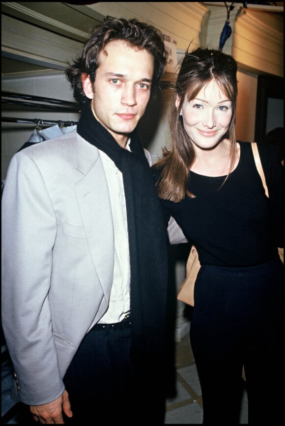 Archives - Vincent Perez et Carla Bruni au défilé Versace à Paris.