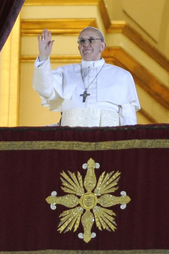 Le Cardinal Jorge Mario Bergoglio a ete elu souverain pontife et prend le nom Francois au Vatican a Rome en Italie le 13 mars 2013. il succede a Benoit XVI et est le premier pape latino-americain.