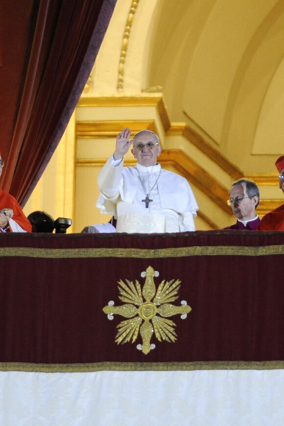 Le Cardinal Jorge Mario Bergoglio a ete elu souverain pontife et prend le nom Francois au Vatican a Rome en Italie le 13 mars 2013. il succede a Benoit XVI et est le premier pape latino-americain.