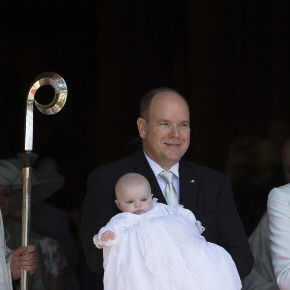 Le prince Albert II de Monaco avec la princesse Gabriella, la princesse Charlène de Monaco avec le prince Jacques - Baptême des enfants princiers de LL.AA.SS. le prince Albert II de Monaco et la princesse Charlène, S.A.S. le prince héréditaire Jacques et S.A.S. la princesse Gabriella en la Cathédrale de Monaco en présence des membres de la famille princière et de la famille Wittstock. Monaco le 10 mai 2015. 