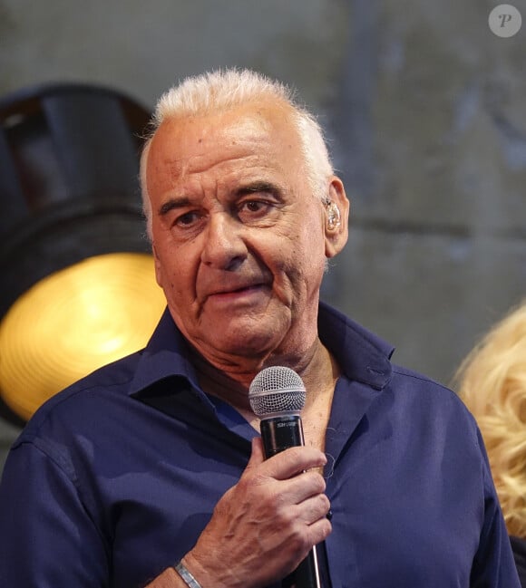 Michel Fugain et sa femme Sanda chantent lors de la soirée d'ouverture du "Printemps de Pérouges" à Chazey-sur-Ain, le 12 juin 2019. Au château de Chazey, l'interprète de "Fais comme l'oiseau" a présenté son nouveau spectacle "La causerie musicale". Chazey-sur-Ain. Le 12 juin 2019.