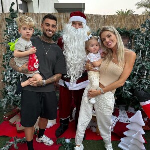 Jessica Thivenin et Thibault Garcia posent avec leurs enfants Leewane et Maylone, et le Père Noël