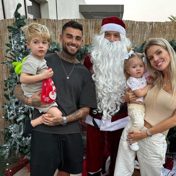 Jessica Thivenin et Thibault Garcia posent avec leurs enfants Leewane et Maylone, et le Père Noël