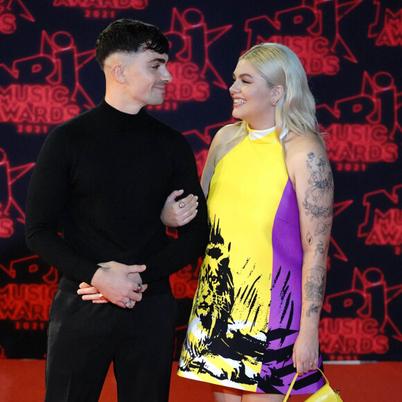 Florian Rossi et sa compagne Louane Emera lors de la 23ème édition des NRJ Music Awards 2021 au Palais des Festivals de Cannes, le 20 novembre 2021. 