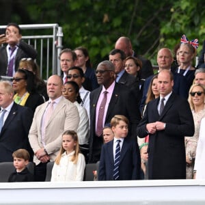 Kate Middleton, le premier ministre britannique Boris Johnson, Mike Tindall, le prince Louis, la princesse Charlotte, le prince George,Le prince William, duc de Cambridge, Camilla Parker Bowles, duchesse de Cornouailles, le prince Charles, la princesse Anne and Tim Laurence - La famille royale d'Angleterre lors de la parade devant le palais de Buckingham, à l'occasion du jubilé de la reine d'Angleterre. Le 5 juin 2022 