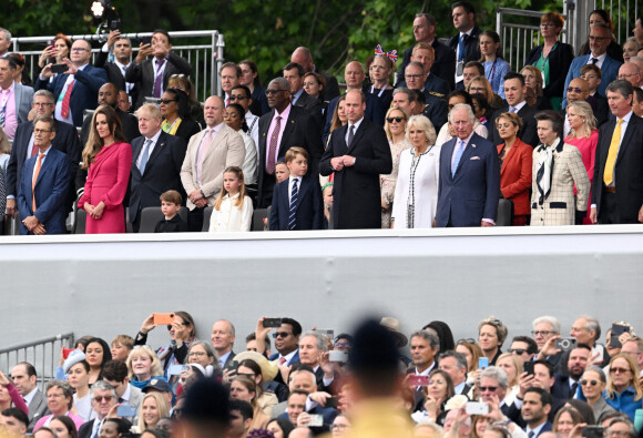Kate Middleton, le premier ministre britannique Boris Johnson, Mike Tindall, le prince Louis, la princesse Charlotte, le prince George,Le prince William, duc de Cambridge, Camilla Parker Bowles, duchesse de Cornouailles, le prince Charles, la princesse Anne and Tim Laurence - La famille royale d'Angleterre lors de la parade devant le palais de Buckingham, à l'occasion du jubilé de la reine d'Angleterre. Le 5 juin 2022 