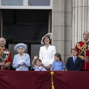 Camilla Parker Bowles, duchesse de Cornouailles, le prince Charles, prince de Galles, la reine Elisabeth II d'Angleterre, le prince William, duc de Cambridge, et Catherine (Kate) Middleton, duchesse de Cambridge, le prince George de Cambridge, la princesse Charlotte de Cambridge, le prince Louis de Cambridge, - Les membres de la famille royale saluent la foule depuis le balcon du Palais de Buckingham, lors de la parade militaire "Trooping the Colour" dans le cadre de la célébration du jubilé de platine (70 ans de règne) de la reine Elizabeth II à Londres, le 2 juin 2022. © Avalon/Panoramic/Bestimage 