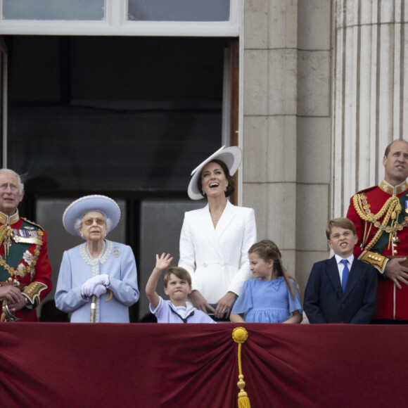 Camilla Parker Bowles, duchesse de Cornouailles, le prince Charles, prince de Galles, la reine Elisabeth II d'Angleterre, le prince William, duc de Cambridge, et Catherine (Kate) Middleton, duchesse de Cambridge, le prince George de Cambridge, la princesse Charlotte de Cambridge, le prince Louis de Cambridge, - Les membres de la famille royale saluent la foule depuis le balcon du Palais de Buckingham, lors de la parade militaire "Trooping the Colour" dans le cadre de la célébration du jubilé de platine (70 ans de règne) de la reine Elizabeth II à Londres, le 2 juin 2022. © Avalon/Panoramic/Bestimage 