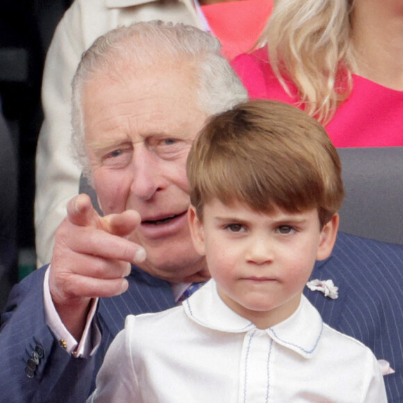 Le prince Charles, prince de Galles avec le prince Louis de Cambridge - La famille royale regarde la grande parade qui clôture les festivités du jubilé de platine de la reine à Londres