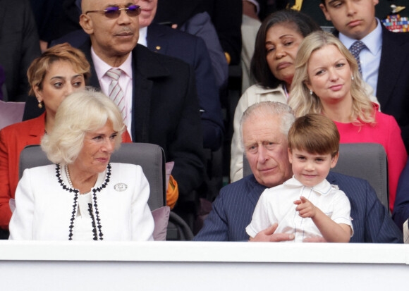 Camilla Parker Bowles, duchesse de Cornouailles, le prince Louis et le prince Charles - La famille royale d'Angleterre lors de la parade devant le palais de Buckingham, à l'occasion du jubilé de la reine d'Angleterre. Le 5 juin 2022 