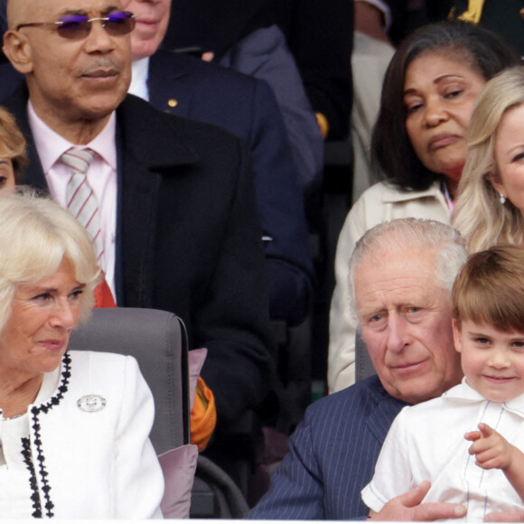 Camilla Parker Bowles, duchesse de Cornouailles, le prince Louis et le prince Charles - La famille royale d'Angleterre lors de la parade devant le palais de Buckingham, à l'occasion du jubilé de la reine d'Angleterre. Le 5 juin 2022 
