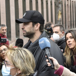 Gerard Piqué sort du tribunal de Barcelone avec son avocat Ramón Tamborero après une audience de première instance dans le cadre de sa séparation avec la chanteuse Shakira le 1er décembre 2022.