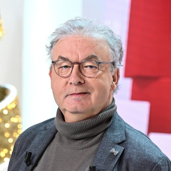 Exclusif - Dominique Besnehard - Enregistrement de l'émission "Vivement dimanche" au studio Gabriel, présentée par M.Drucker, diffusée sur France 3 le 25 décembre 2022. © Guillaume Gaffiot / Bestimage 