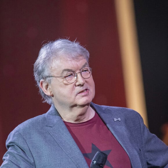 Exclusif - Dominique Besnehard - Surprises - Enregistrement de l'émission "La Chanson secrète 11" à Paris, diffusée le 24 juin sur TF1. Le 15 janvier 2022 Après le succès des précédentes éditions, " LA CHANSON SECRETE ", présentée par N.Aliagas et produite par DMLS TV, revient sur TF1. 8 artistes ne savent rien de ce qui va se passer pour eux ! Ils ont accepté de jouer le jeu, de se laisser totalement surprendre, émouvoir, parfois même déstabiliser car ils vont découvrir en même temps que les téléspectateurs une surprise : une chanson qui leur est chère revisitée et réinterprétée par un artiste. Des mises en scène spectaculaires au service de l'émotion... Et des émotions fortes pour l'artiste assis dans le fauteuil grâce à la venue sur le plateau de proches et d'invités inattendus. Les téléspectateurs seront aux premières loges pour vivre ces moments d'intimité musicale rare. Dans ce nouveau numéro, un couple rare en télévision, un chef étoilé, un invité piégé venu pour répéter une surprise à un autre guest sans s'attendre à être lui-même invité dans le fauteuil, des participants exceptionnels tels que le frère d'un guest pour la première fois en France... © Jacovides-Moreau / Bestimage 
