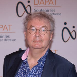 Dominique Besnehard - Photocall de la première édition "Les Coups de Coeur DAPAT" au théâtre Marigny à Paris le 27 septembre 2021. Le fonds de dotation DAPAT à pour mission prioritaire de lutter contre l'exclusion, l'isolement et la pauvreté des femmes en détresse et des mères SDF. Plus globalement, il entend favoriser l'insertion sociale et professionnelle ainsi que l'autonomie et la dignité de ces personnes, en proposant un parcours complet d'accompagnement pour la réinsertion dans la société et sur le marché du travail. © Rachid Bellak/Bestimage