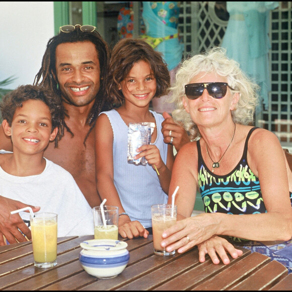 Yannick Noah avec sa mère Marie-Claire et ses enfants Joakim et Yéléna.