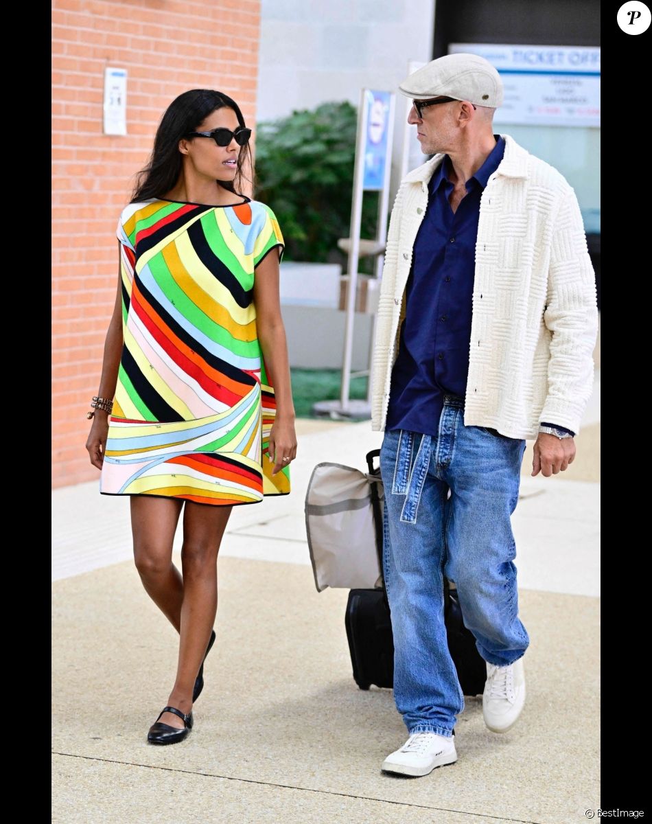 Vincent Cassel et sa femme Tina Kunakey arrivent à l'aéroport de Venise-Marco Polo lors de la 79ème édition du festival international du film de Venise (La Mostra), Italie, le 2 septembre 2022.