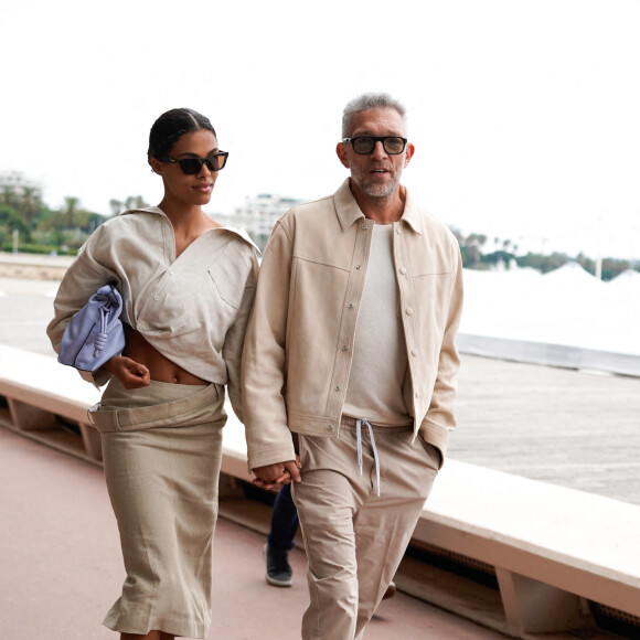 Vincent Cassel et sa femme Tina Kunakey se promènent sur la croisette lors du 75ème Festival International du Film de Cannes, le 23 mai 2022.