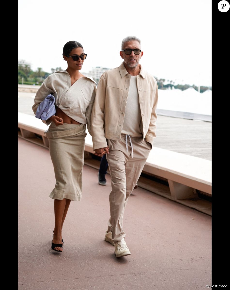 Vincent Cassel et sa femme Tina Kunakey se promènent sur la croisette lors du 75ème Festival International du Film de Cannes, le 23 mai 2022.