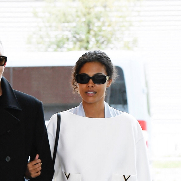 Vincent Cassel et sa femme Tina Kunakey arrivent à l'aéroport international de Venise - Marco Polo et prennent un bateau-taxi, à Venise, Italie, le 21 avril 2022.