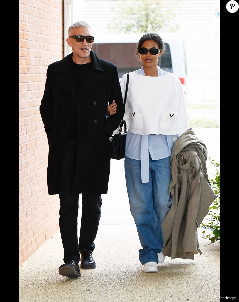 Vincent Cassel et sa femme Tina Kunakey arrivent à l'aéroport international de Venise - Marco Polo et prennent un bateau-taxi, à Venise, Italie, le 21 avril 2022.