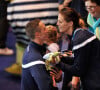 Laure Manaudou avec sa fille Manon felicite son compagnon Frederick Bousquet, vainqueur du relais masculin 4x50m 4 nages lors des Championnats d' Europe de Natation a Chartres le 22 novembre 2012. 