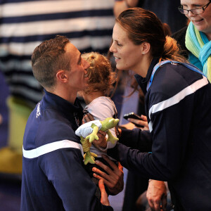 Laure Manaudou avec sa fille Manon felicite son compagnon Frederick Bousquet, vainqueur du relais masculin 4x50m 4 nages lors des Championnats d' Europe de Natation a Chartres le 22 novembre 2012. 