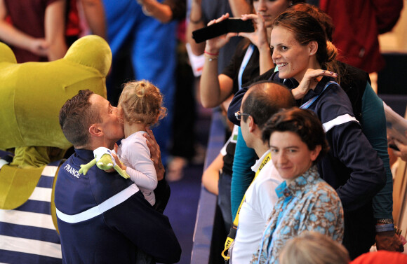 Laure Manaudou avec sa fille Manon felicite son compagnon Frederick Bousquet, vainqueur du relais masculin 4x50m 4 nages lors des Championnats d' Europe de Natation a Chartres le 22 novembre 2012. 