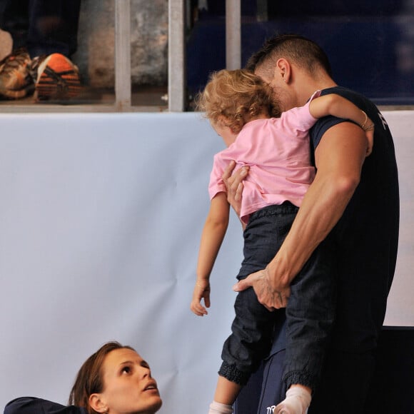 Laure Manaudou, sa fille Manon et Frederick Bousquet - Laure Manaudou s'est offert sa première medaille internationale depuis quatre ans en remportant l'argent sur le 100 m dos à l'Euro-2012 en petit bassin. Chartres, le 23 novembre 2012 