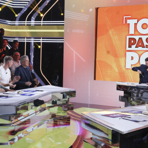 Exclusif - Benjamin Castaldi, Valérie Bénaïm, Matthieu Delormeau, Michel Drucker, Cyril Hanouna - Sur le plateau de l'émission TPMP (Touche Pas à Mon Poste) présentée en direct par C.Hanouna et diffusée sur C8 - Paris le 14/09/2022 - © Jack Tribeca / Bestimage 