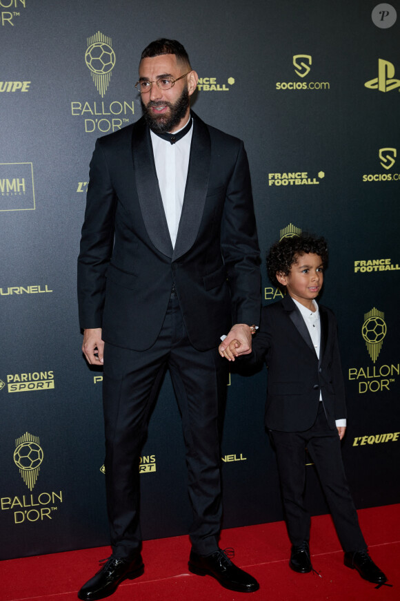 Karim Benzema et son fils Ibrahim - Photocall de la 66ème cérémonie du Ballon d'Or au Théâtre du Chatelet à Paris le 17 octobre 2022. © Cyril Moreau/Bestimage 