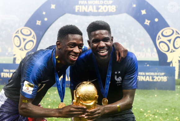 Ousmane Dembele et Samuel Umtiti - L'équipe de France sur la pelouse du stade Loujniki après leur victoire sur la Croatie (4-2) en finale de la Coupe du Monde 2018 (FIFA World Cup Russia2018), le 15 juillet 2018.