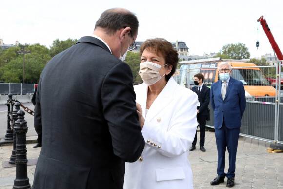 Le premier ministre, Jean Castex accompagné de Roselyne Bachelot, ministre de la Culture se rend sur le chantier de l'empaquetage de l'Arc de Triomphe. Trente-six ans après l'empaquetage du Pont-Neuf, cette oeuvre posthume monumentale de l'artiste Christo, à Paris, France , le 4 septembre 2021. © Stéphane Lemouton/Bestimage