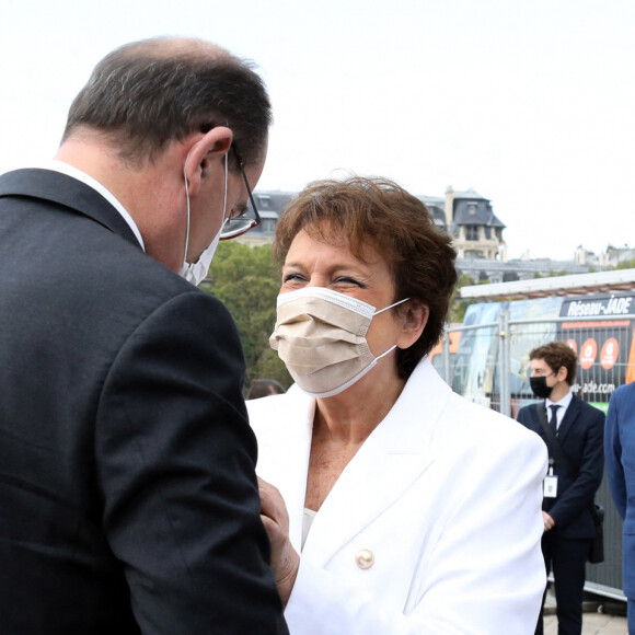 Le premier ministre, Jean Castex accompagné de Roselyne Bachelot, ministre de la Culture se rend sur le chantier de l'empaquetage de l'Arc de Triomphe. Trente-six ans après l'empaquetage du Pont-Neuf, cette oeuvre posthume monumentale de l'artiste Christo, à Paris, France , le 4 septembre 2021. © Stéphane Lemouton/Bestimage