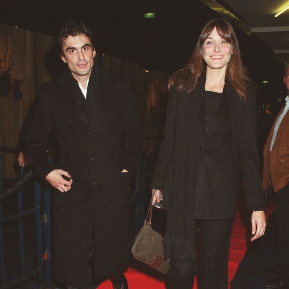 Carla Bruni et Raphaël Enthoven à Paris en 2002