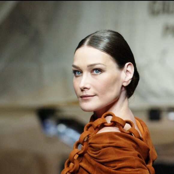 Carla Bruni défilant pour Jean Paul Gaultier en 2002