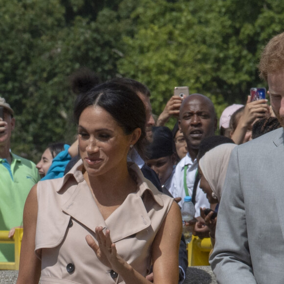 Le prince Harry, duc de Sussex et Meghan Markle, duchesse de Sussex lors de leur visite de l'exposition commémorative de la naissance de Nelson Mandela au centre Southbank à Londres le 17 juillet 2018 