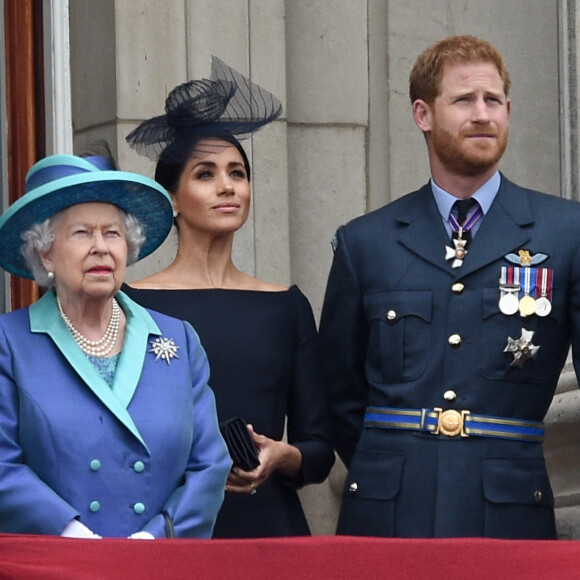 La reine Elisabeth II d'Angleterre, Meghan Markle, duchesse de Sussex (habillée en Dior Haute Couture par Maria Grazia Chiuri), le prince Harry, duc de Sussex - La famille royale d'Angleterre lors de la parade aérienne de la RAF pour le centième anniversaire au palais de Buckingham à Londres. Le 10 juillet 2018 