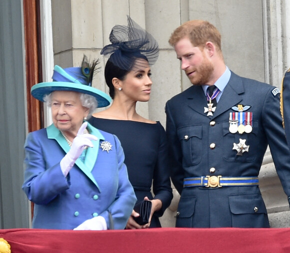 La reine Elisabeth II d'Angleterre, Meghan Markle, duchesse de Sussex (habillée en Dior Haute Couture par Maria Grazia Chiuri), le prince Harry, duc de Sussex - La famille royale d'Angleterre lors de la parade aérienne de la RAF pour le centième anniversaire au palais de Buckingham à Londres.