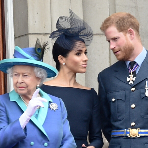 La reine Elisabeth II d'Angleterre, Meghan Markle, duchesse de Sussex (habillée en Dior Haute Couture par Maria Grazia Chiuri), le prince Harry, duc de Sussex - La famille royale d'Angleterre lors de la parade aérienne de la RAF pour le centième anniversaire au palais de Buckingham à Londres.