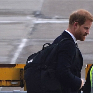 Le prince Harry, duc de Sussex, arrive à l'aéroport de Aberdeen, au lendemain du décès de la reine Elisabeth II d'Angleterre au château de Balmoral. Le 9 septembre 2022 