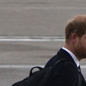 Le prince Harry, duc de Sussex, arrive à l'aéroport de Aberdeen, au lendemain du décès de la reine Elisabeth II d'Angleterre au château de Balmoral. Le 9 septembre 2022 