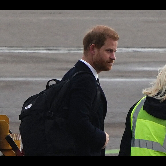 Le prince Harry, duc de Sussex, arrive à l'aéroport de Aberdeen, au lendemain du décès de la reine Elisabeth II d'Angleterre au château de Balmoral. Le 9 septembre 2022 
