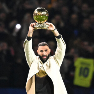 Karim Benzema présente son Ballon d'Or aux supporters lyonnais à la mi-temps du match OL-Nice au Groupama Stadium de Décines-Charpieu, France, le 11 novembre 2022. © Frédéric Chambert/Panoramic/Bestimage 