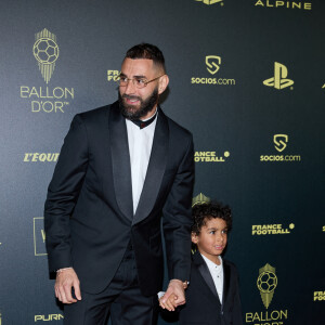 Karim Benzema et son fils Ibrahim - Photocall de la 66ème cérémonie du Ballon d'Or au Théâtre du Chatelet à Paris le 17 octobre 2022. © Cyril Moreau/Bestimage 