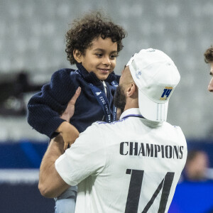 Karim Benzema et son fils Ibrahim - Les joueurs du Real Madrid célèbrent en famille la victoire de leur équipe face à Liverpool (1-0) en finale de la Ligue des champions au stade de France, le 28 mai 2022. Saint-Denis. © Cyril Moreau / Bestimage
