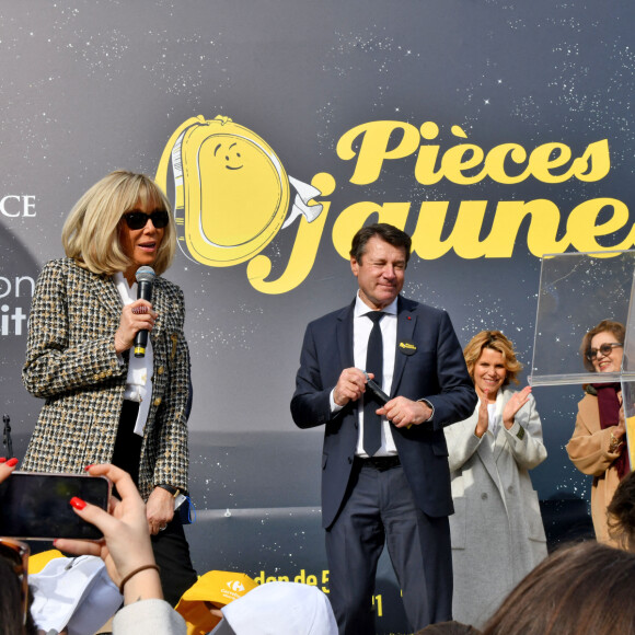 Brigitte Macron, Christian Estrosi, le maire de Nice, et Laura Tenoudji Estrosi durant la clôture nationale de l'opération Pièces Jaunes 2022, sur la colline du Château à Nice, le 4 février 2022. © Bruno Bebert / Bestimage