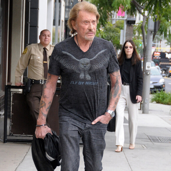 Johnny Hallyday se promène dans les rues de Beverly Hills, le 12 novembre 2013. 