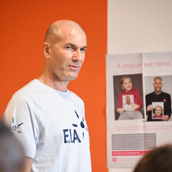 Zinedine Zidane lors de la lecture de la dictée ELA aux élèves de la 6ème F du collège Henri Barnier à Marseille.